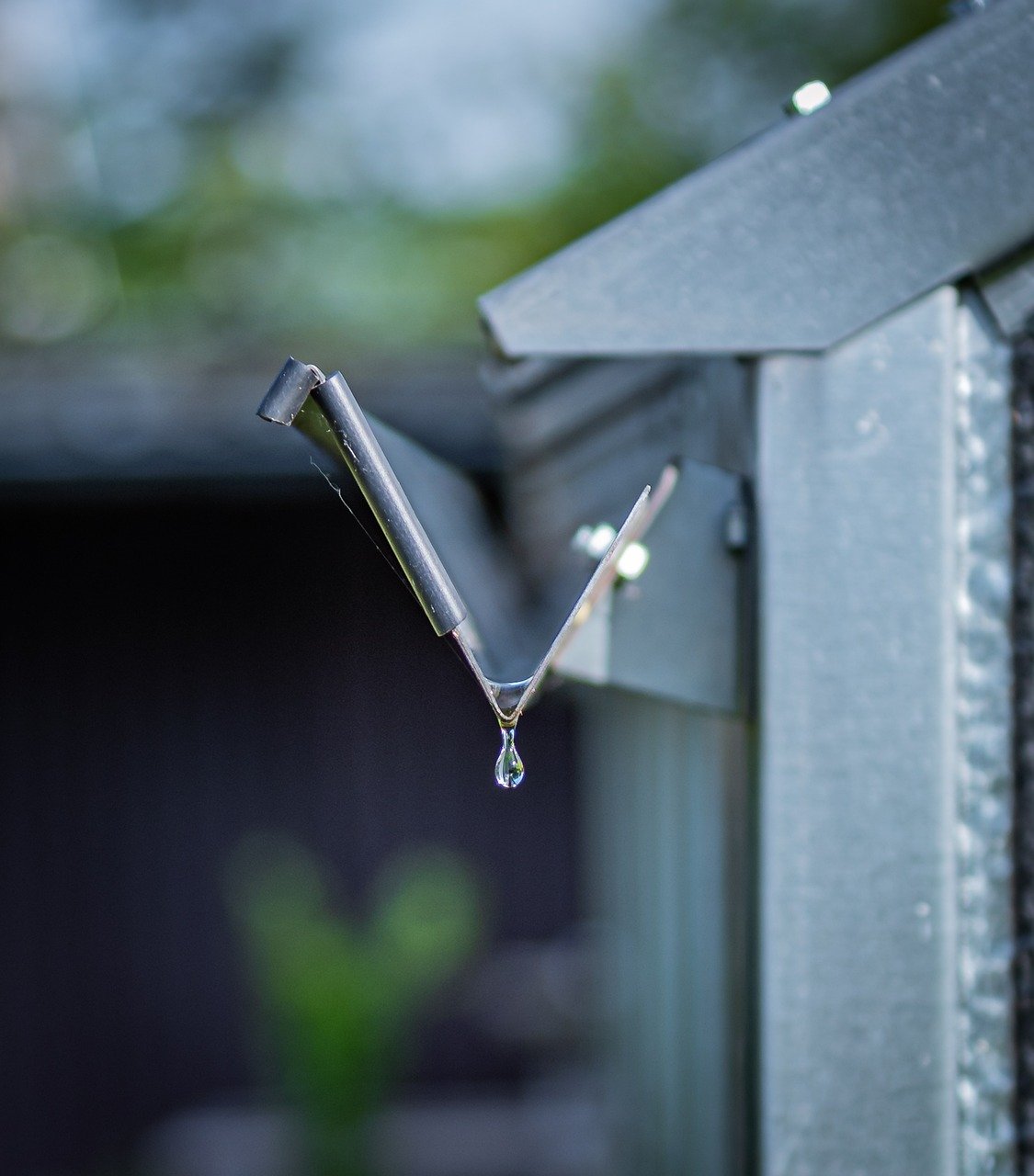 Détail d’une gouttière métallique sous la pluie